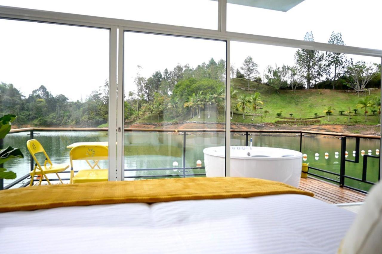 Casa Flotante La Trinidad Hotel Guatape Exterior photo