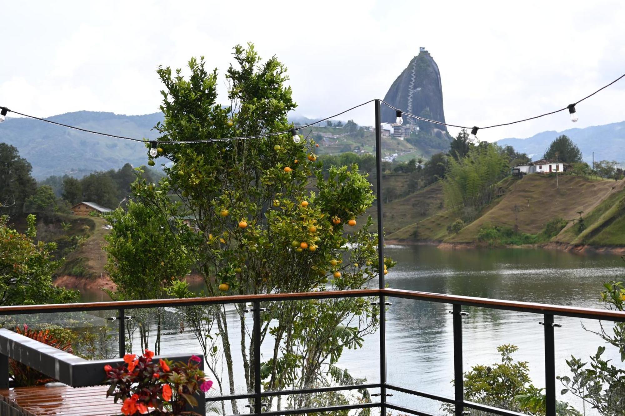 Casa Flotante La Trinidad Hotel Guatape Exterior photo